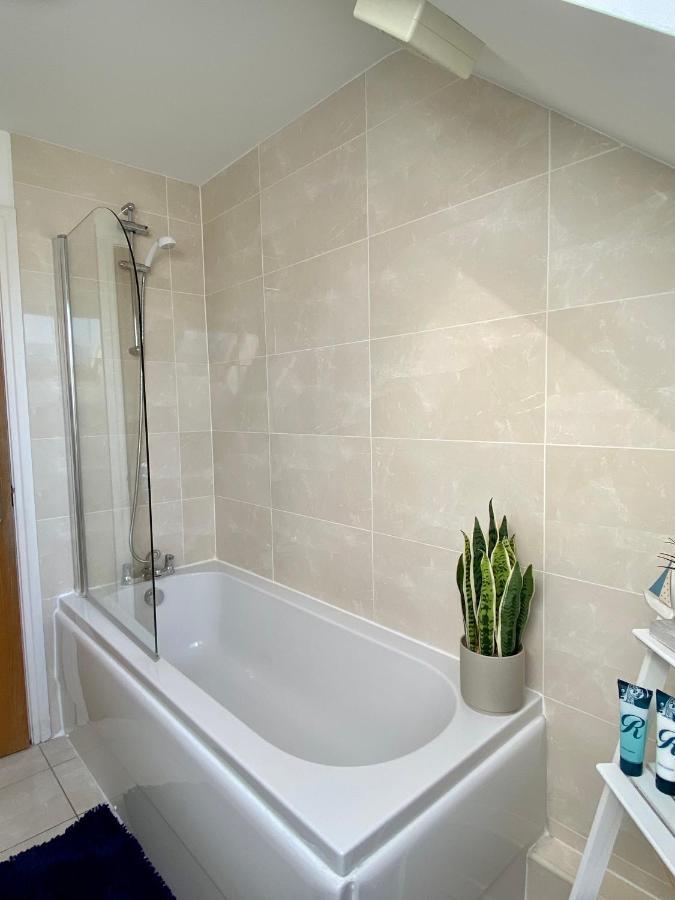 Swanage Holiday Penthouse Apartment, Moments From Beach And Town, On Site Parking, Fast Wifi, Sleeps Up To 6, Rated Exceptional Exteriör bild